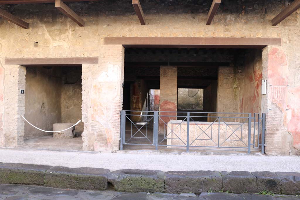 I.12.4, on left, and I.12.3, on right. December 2018. 
Entrance doorways on south side of Via dell’Abbondanza. Photo courtesy of Aude Durand.