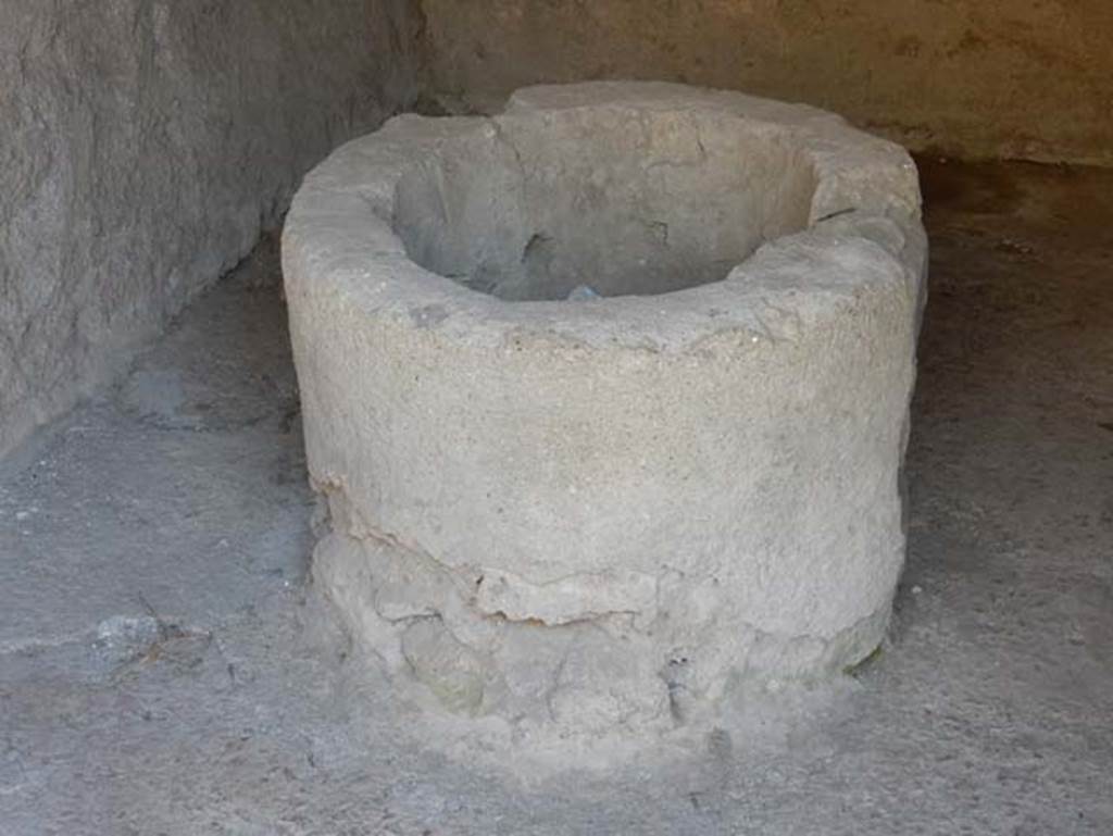 I.12.4 Pompeii, May 2018. Round masonry structure, according to Eschebach – an oven.
Photo courtesy of Buzz Ferebee.