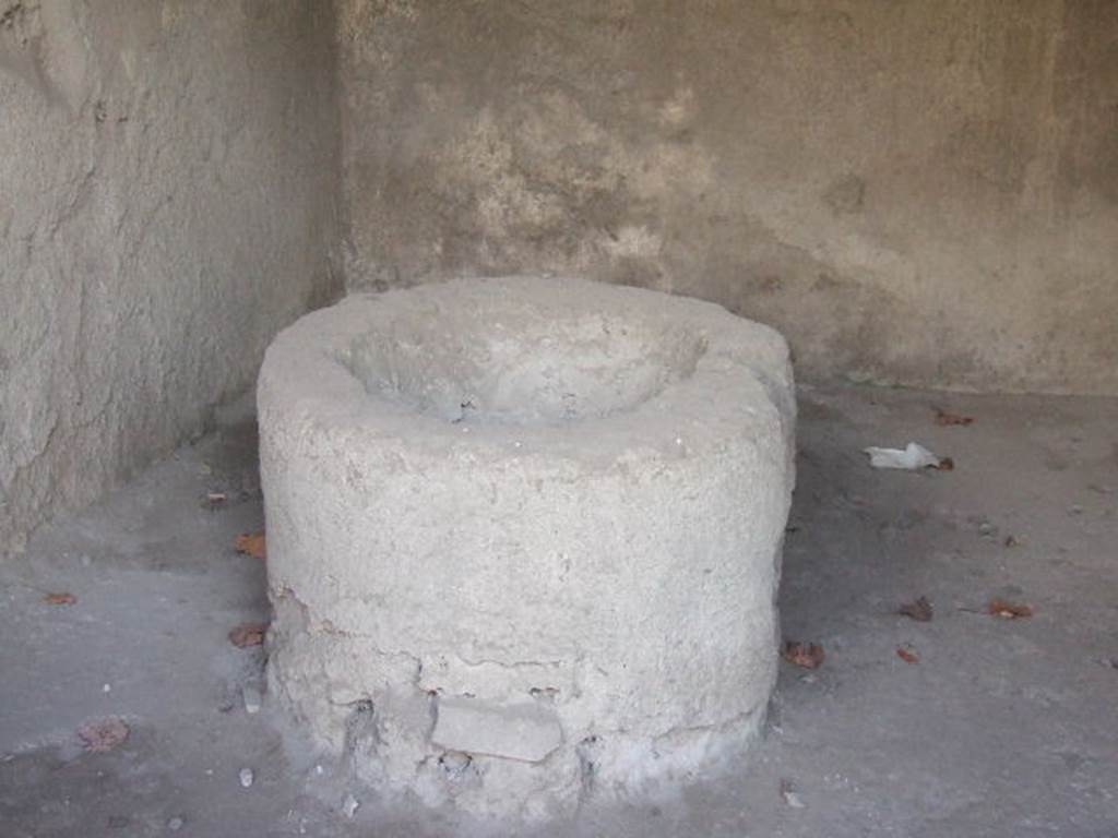 I.12.4 Pompeii. December 2006. Round masonry structure, according to Eschebach – an oven. See Eschebach, L., 1993. Gebäudeverzeichnis und Stadtplan der antiken Stadt Pompeji. Köln: Böhlau. (p.63)