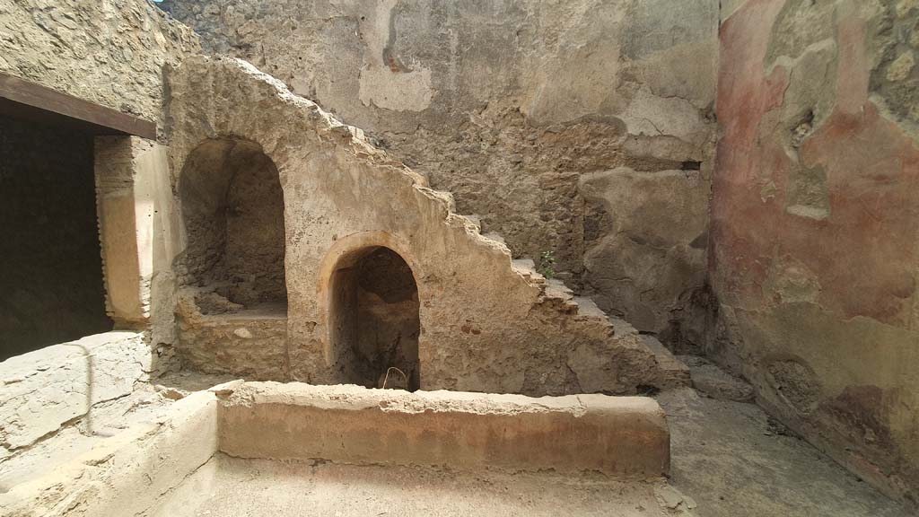 I.12.5 Pompeii. July 2021. 
Looking east across garden area, with window into triclinium, on left, staircase, in centre, and south wall, on right.
Foto Annette Haug, ERC Grant 681269 DÉCOR.