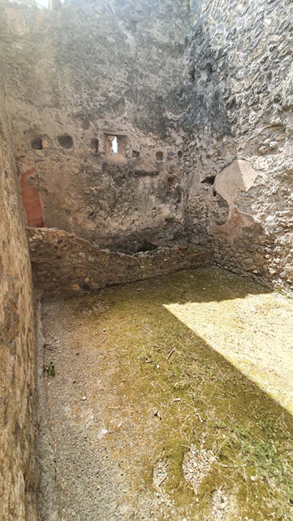 I.12.5 Pompeii. July 2021. 
Looking south in small room from doorway at north end of west wall of garden area.
Foto Annette Haug, ERC Grant 681269 DÉCOR.