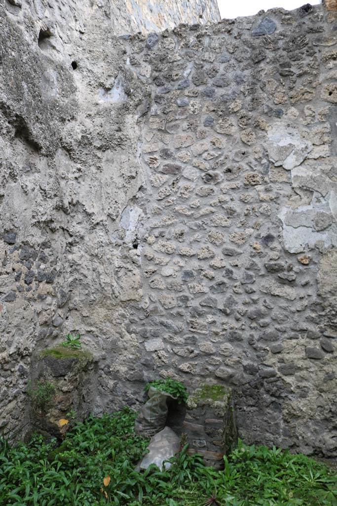 I.12.5 Pompeii. December 2018. 
Looking towards north-west corner with structure, in small room with doorway at north end of west wall of garden area.
Photo courtesy of Aude Durand