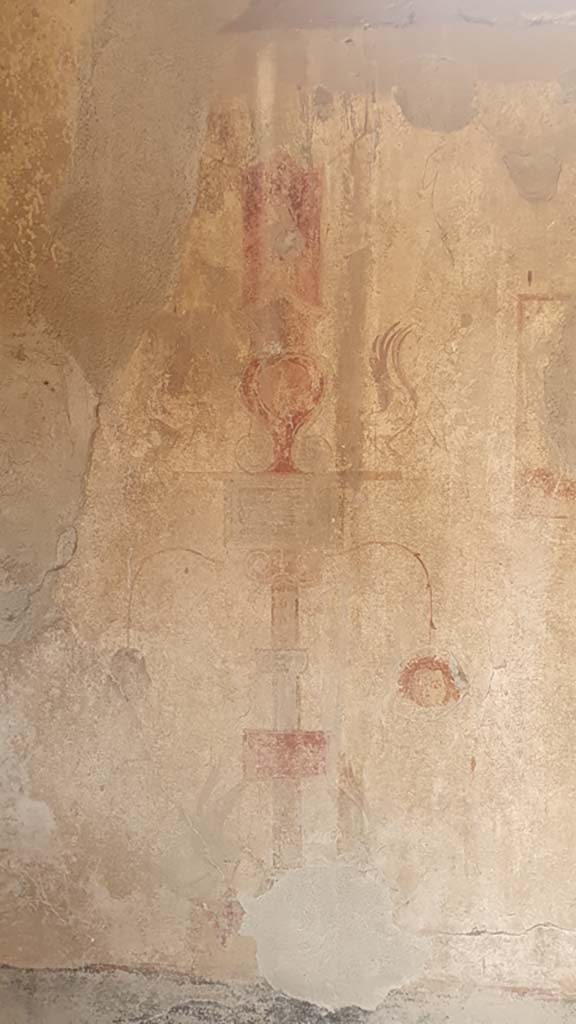 I.12.5 Pompeii. July 2021. 
Detail of painted decoration on north wall of cubiculum on west side.
Foto Annette Haug, ERC Grant 681269 DÉCOR.