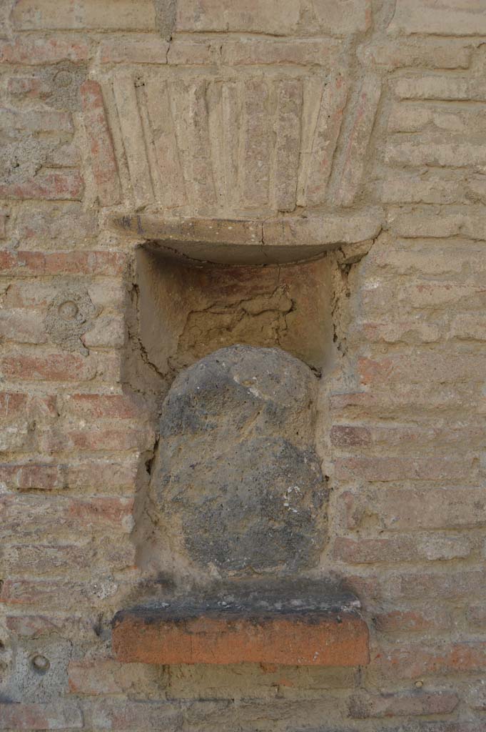 I.12.5 Pompeii. October 2017. Street shrine or niche at east side of entrance doorway
Foto Taylor Lauritsen, ERC Grant 681269 DÉCOR.