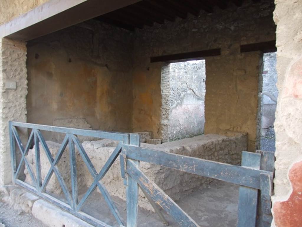 I.12.5 Pompeii. December 2007. Entrance doorway. According to Della Corte, on 3rd April 1914, nearly at the height of the architrave, a cylindrical door bell (0.14 high) was found. 
Near to this a bronze coin from the time of Tiberius was also found. See Notizie degli Scavi di Antichità, 1914, (p.180)