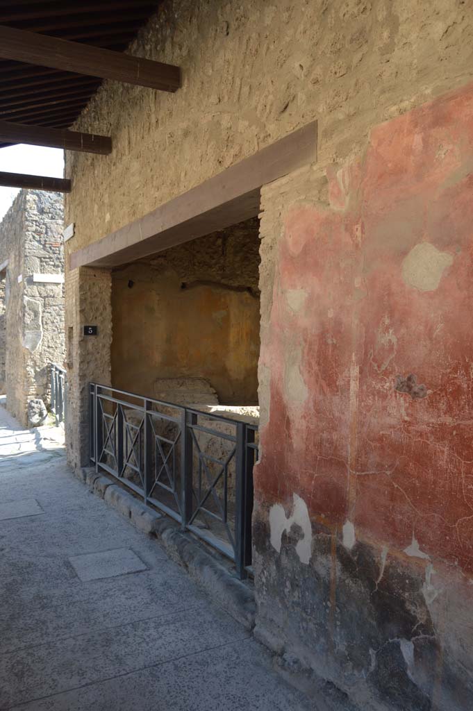I.12.5 Pompeii. October 2017. Looking east from painted wall between I.12.5 and I.12.4.
Foto Taylor Lauritsen, ERC Grant 681269 DÉCOR.