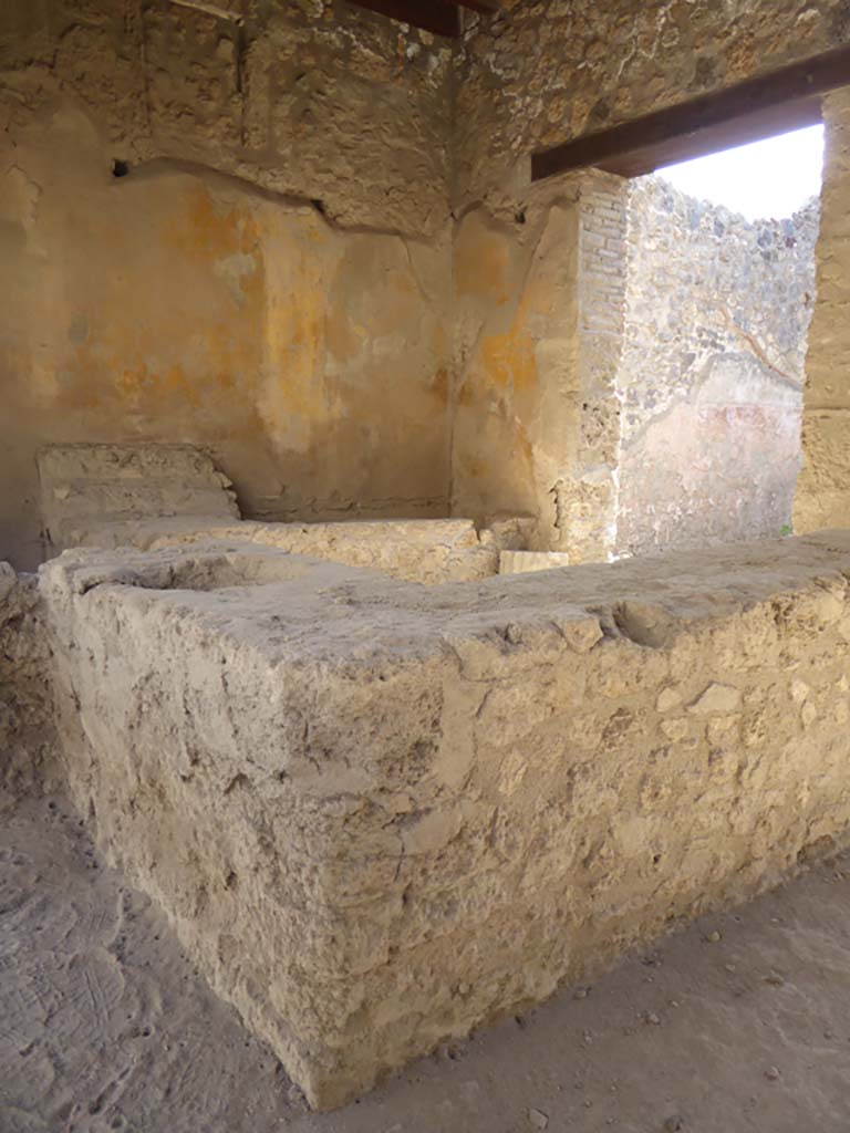 I.12.5 Pompeii. September 2015. Looking south-east across counter. 
Foto Annette Haug, ERC Grant 681269 DÉCOR.