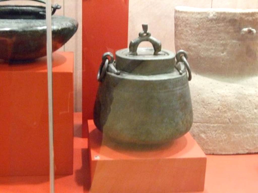 I.12.7 Pompeii.  Bronze cauldron with lid.  SAP 18670. Photographed at “A Day in Pompeii” exhibition at Melbourne Museum.  September 2009.