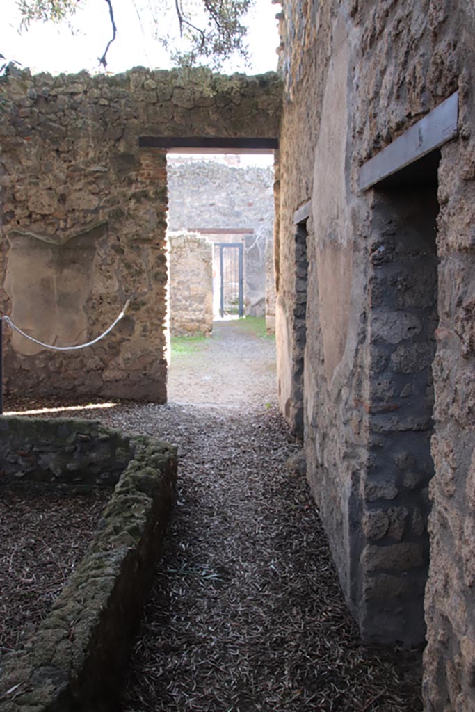 I.12.8 Pompeii. October 2022. 
Peristyle 9, looking south from doorways into rooms 10 and 11, on right. Photo courtesy of Klaus Heese.