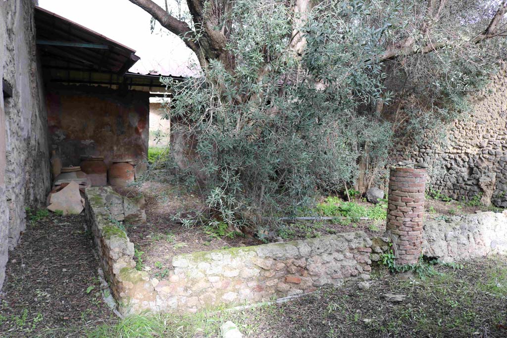 I.12.8 Pompeii. December 2018. Room 9, peristyle garden. Looking north from south-west corner. Photo courtesy of Aude Durand.