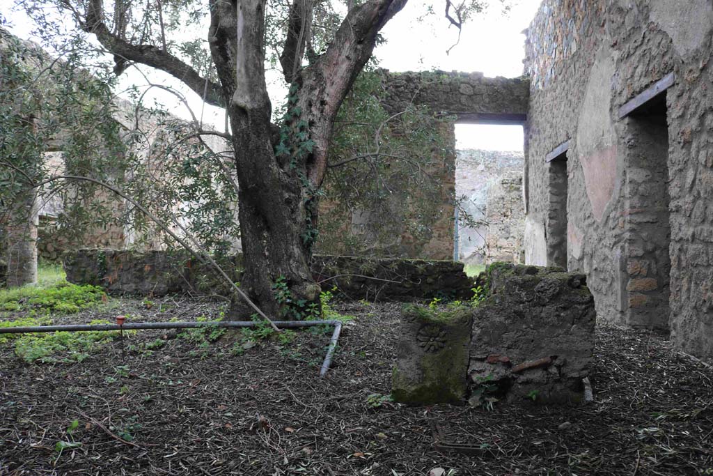 I.12.8 Pompeii. December 2018. 
Room 9, looking south across peristyle garden and low wall in north-west corner. Photo courtesy of Aude Durand.