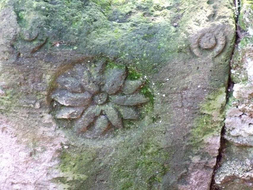 I.12.8 Pompeii. March 2009. 
Room 9, detail of stone altar with scrolled top ends and carved with a 12-petalled flower, in low wall of peristyle garden.