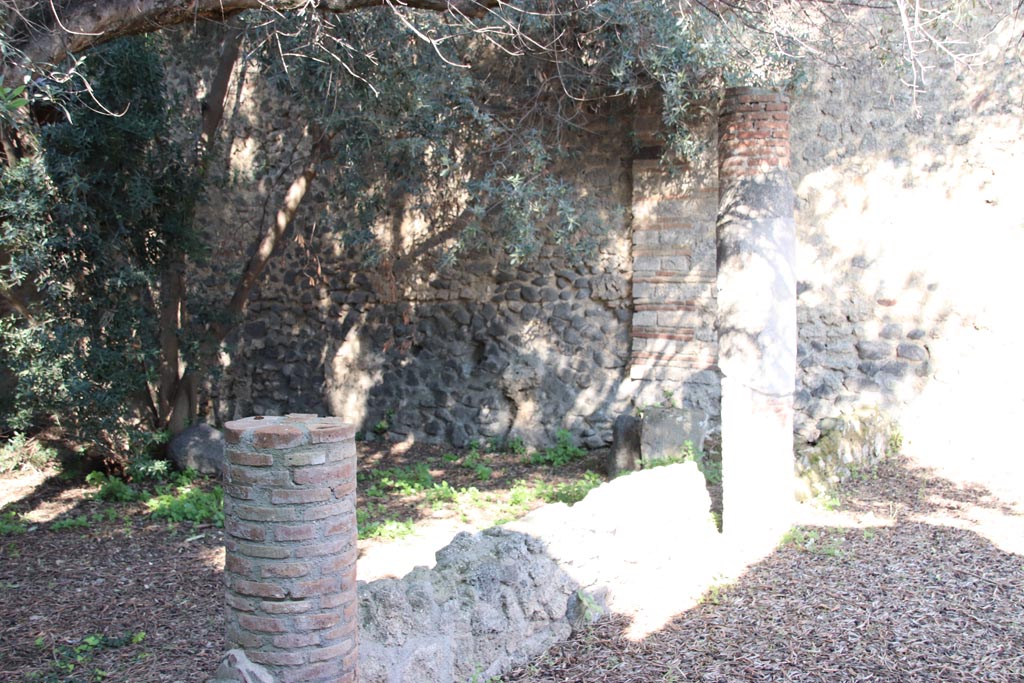I.12.8 Pompeii. October 2022. 
South portico, looking east along wall on north side with columns to support a roof. Photo courtesy of Klaus Heese.