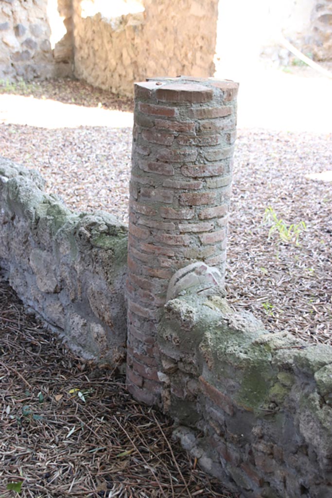 I.12.8 Pompeii. October 2022. 
Detail of column on south portico towards centre/west end. Photo courtesy of Klaus Heese.