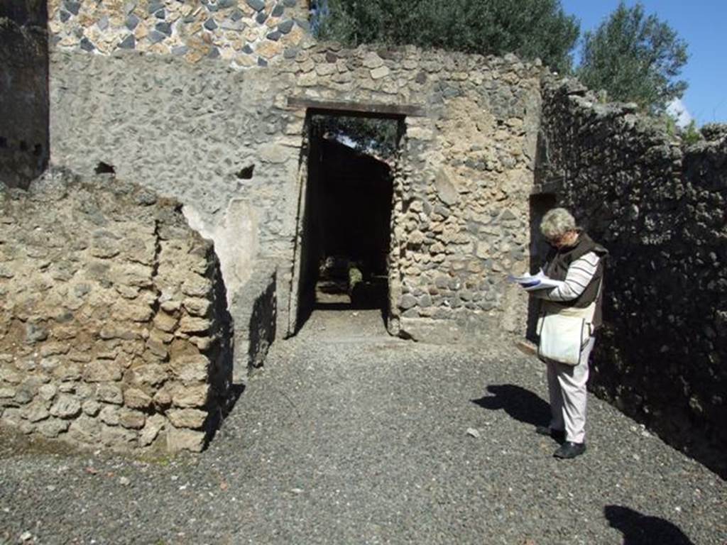 I.12.8 Pompeii.  March 2009. Room 5. Looking north to door to south portico of peristyle, with door to room 6, on west (left).