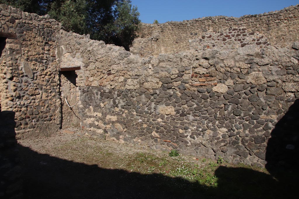 I.12.8 Pompeii. October 2022. 
Room 5, looking towards east wall with doorway into room 7, at north end. Photo courtesy of Klaus Heese.