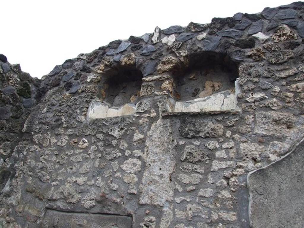 I.12.11.  Niches on west wall of atrium above blocked door to I.12.12.   December 2006.