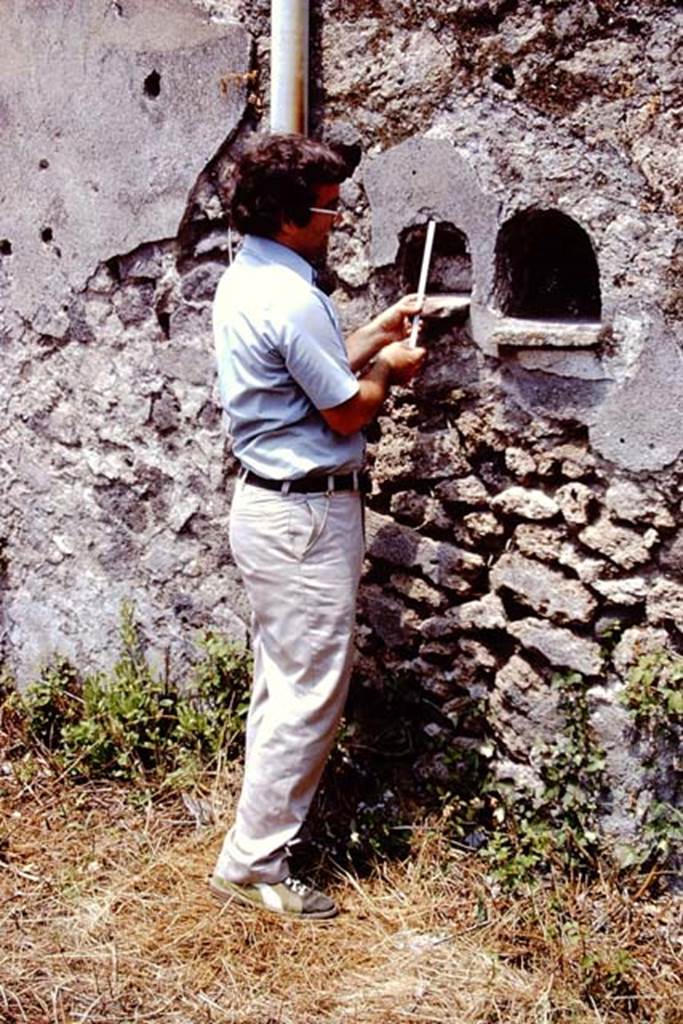 I.12.14 Pompeii. 1972. Measuring of the two niches. Photo by Stanley A. Jashemski. 
Source: The Wilhelmina and Stanley A. Jashemski archive in the University of Maryland Library, Special Collections (See collection page) and made available under the Creative Commons Attribution-Non Commercial License v.4. See Licence and use details. J72f0240