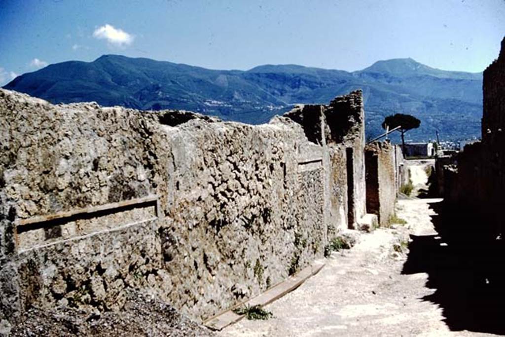 I.12.16 Pompeii. 1961. Looking south along exterior wall of I.12.1-2 on towards doorway of I.12.16. Photo by Stanley A. Jashemski.
Source: The Wilhelmina and Stanley A. Jashemski archive in the University of Maryland Library, Special Collections (See collection page) and made available under the Creative Commons Attribution-Non Commercial License v.4. See Licence and use details.
J61f0323