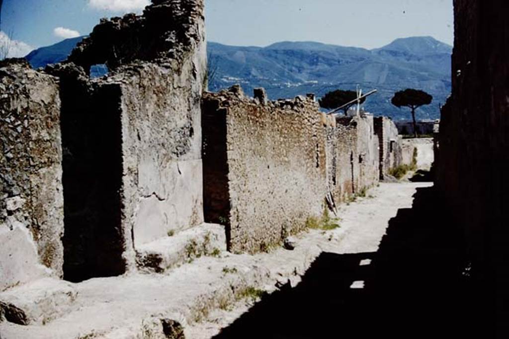 I.12.16 Pompeii, on left. 1961. Looking south from entrance doorway. Photo by Stanley A. Jashemski.
Source: The Wilhelmina and Stanley A. Jashemski archive in the University of Maryland Library, Special Collections (See collection page) and made available under the Creative Commons Attribution-Non Commercial License v.4. See Licence and use details.
J61f0322