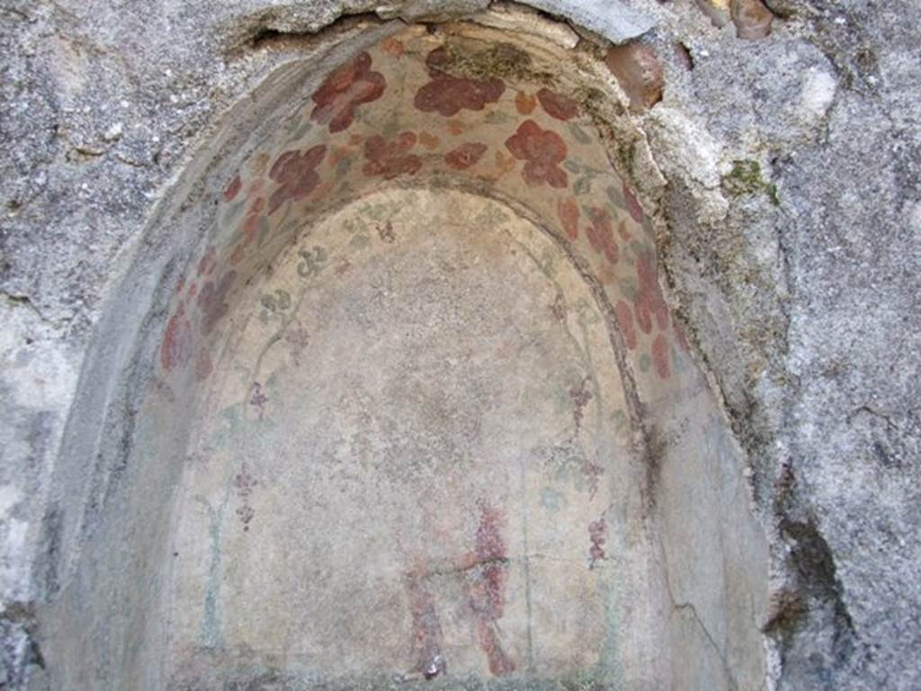 I.12.16 Pompeii.  March 2009.  Room 1. Atrium.  South wall. Top of niche decorated with red and yellow flowers.