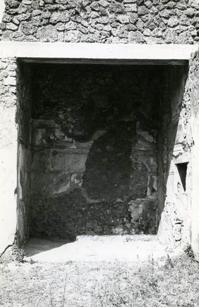 I.13.2 Pompeii. 1974. Domus of Sutoria Primigenia, left ala, left N wall.  Photo courtesy of Anne Laidlaw.
American Academy in Rome, Photographic Archive. Laidlaw collection _P_74_3_3.