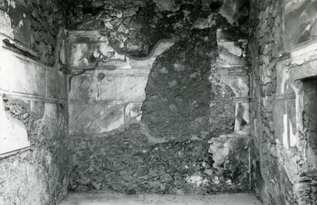 I.13.2 Pompeii. 1974. Domus of Sutoria Primigenia, left ala, E wall.  Photo courtesy of Anne Laidlaw.
American Academy in Rome, Photographic Archive. Laidlaw collection _P_74_1_8.