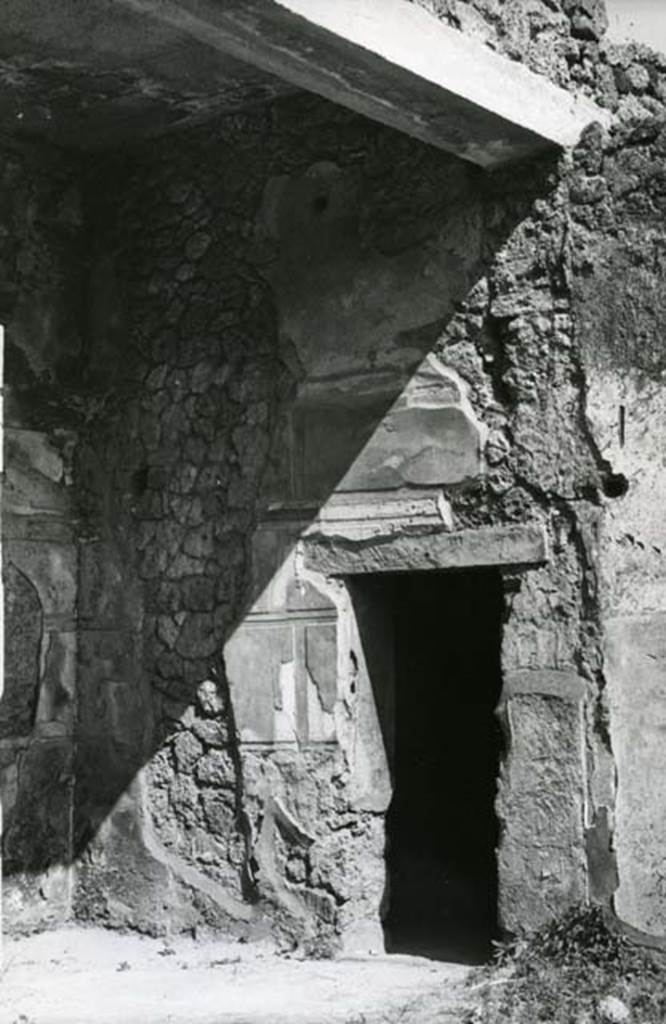 I.13.2 Pompeii. 1974. Domus of Sutoria Primigenia, left ala, right S wall.  Photo courtesy of Anne Laidlaw.
American Academy in Rome, Photographic Archive. Laidlaw collection _P_74_3_8.