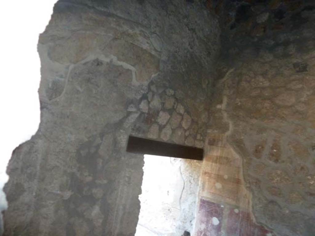 I.13.2 Pompeii, September 2015. South wall of anteroom, with small doorway to oecus.   Taken through window from I.13.3.