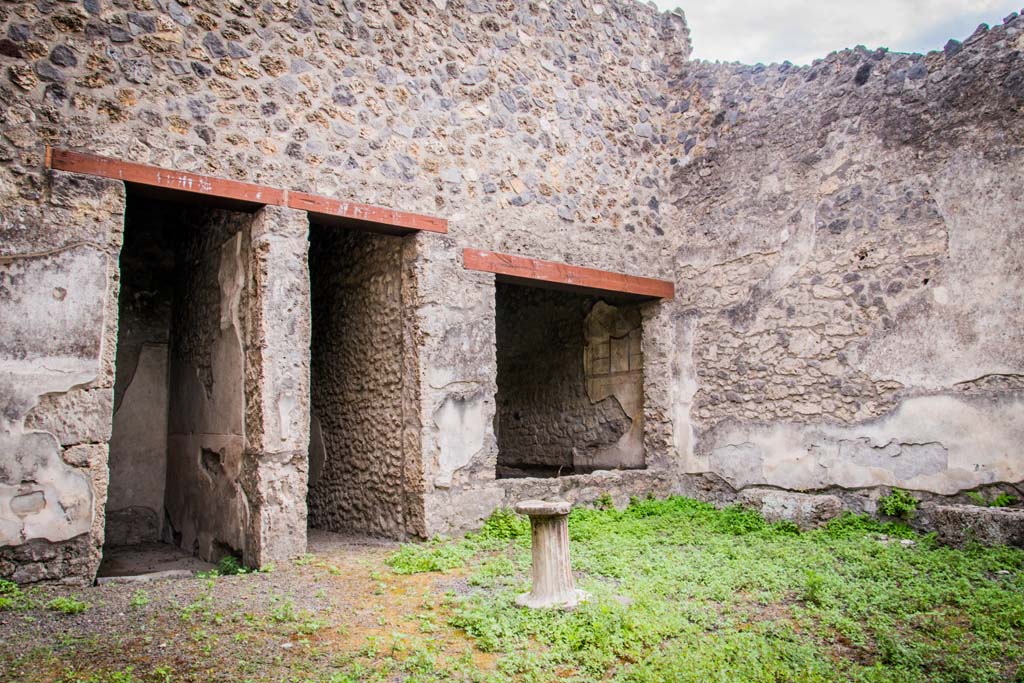 I.13.2 Pompeii. July 2018. 
South-west corner of atrium, with doorway to closed tablinum, on left, corridor to garden, centre, and window of triclinium, on right. 
Photo courtesy of Johannes Eber.