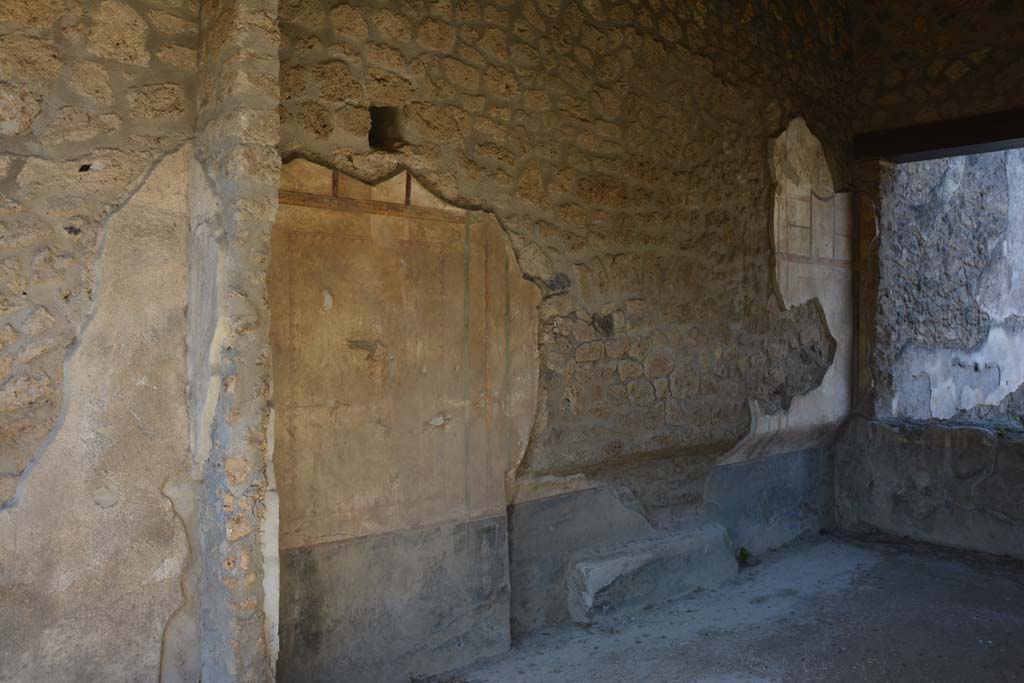 I.13.2 Pompeii. October 2019. Looking north along west wall of triclinium towards atrium.
Foto Annette Haug, ERC Grant 681269 DÉCOR.