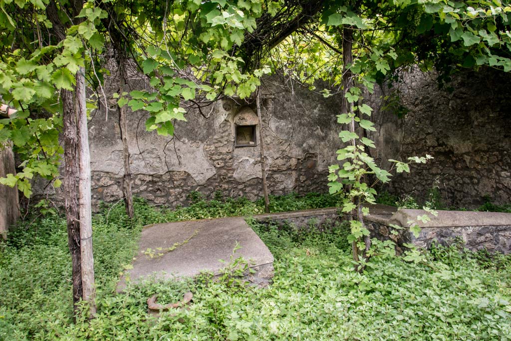 I.13.2 Pompeii. July 2018. Looking south across summer triclinium towards south wall with lararium niche.
Photo courtesy of Johannes Eber.