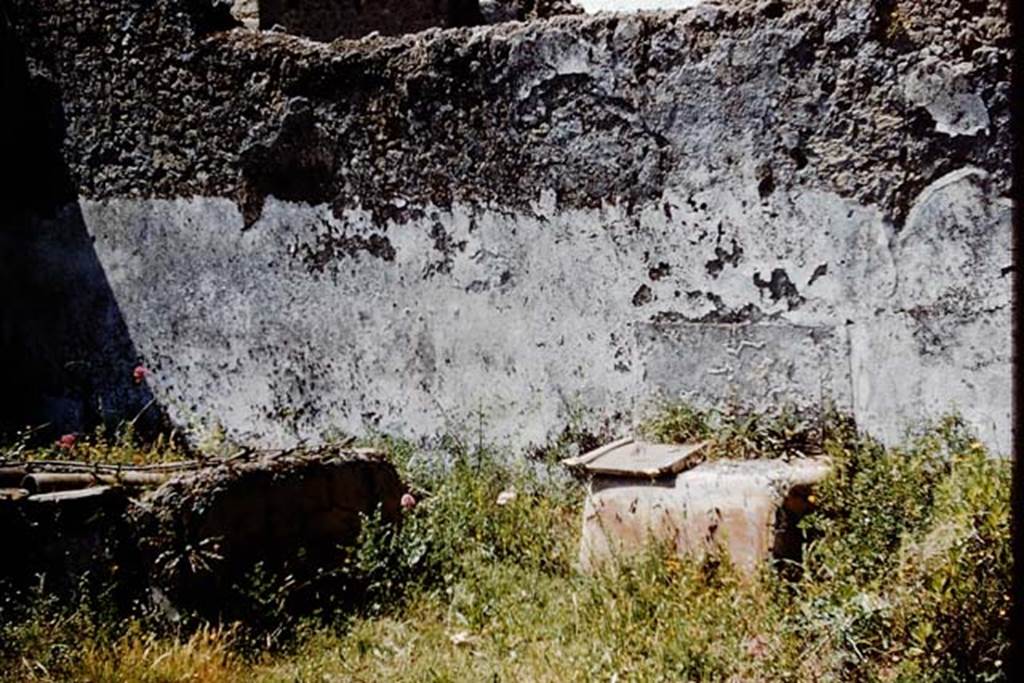 I.13.2 Pompeii. 1961. West wall of garden area with table. Photo by Stanley A. Jashemski.
Source: The Wilhelmina and Stanley A. Jashemski archive in the University of Maryland Library, Special Collections (See collection page) and made available under the Creative Commons Attribution-Non Commercial License v.4. See Licence and use details.
J61f0258