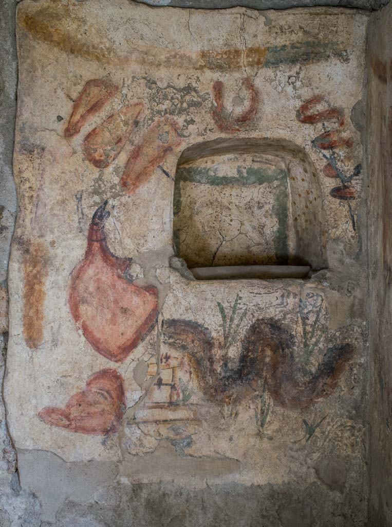 I.13.2 Pompeii. July 2018. North wall of Kitchen, painted lararium with niche, and serpent below.
Photo courtesy of Johannes Eber.