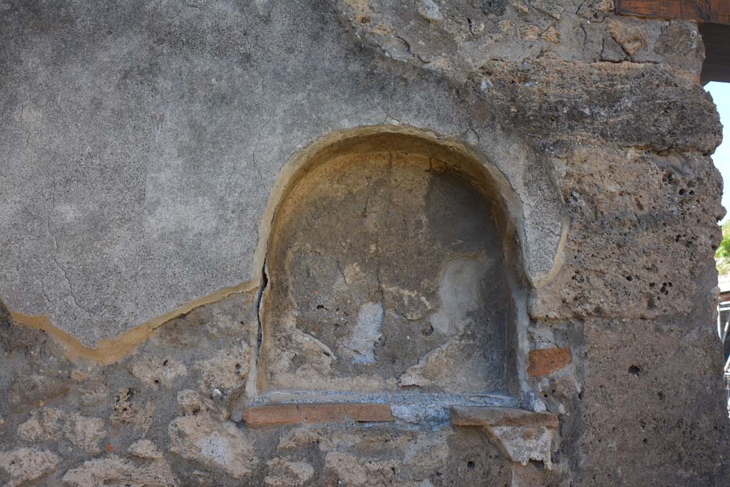I.13.2 Pompeii. October 2019. 
Detail of niche from west wall of small room, with two doorways – one to entrance corridor, the other to the atrium.
Foto Annette Haug, ERC Grant 681269 DÉCOR.