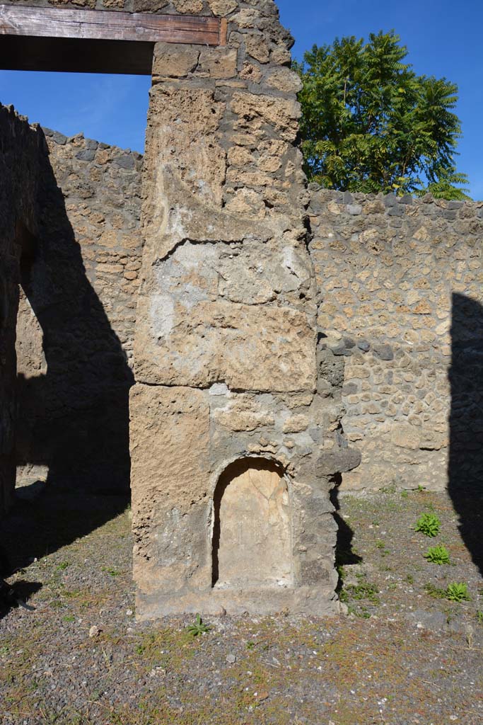I.13.2 Pompeii. October 2019. 
North side of atrium with niche/recess in pilaster between two rooms.
Foto Annette Haug, ERC Grant 681269 DÉCOR.