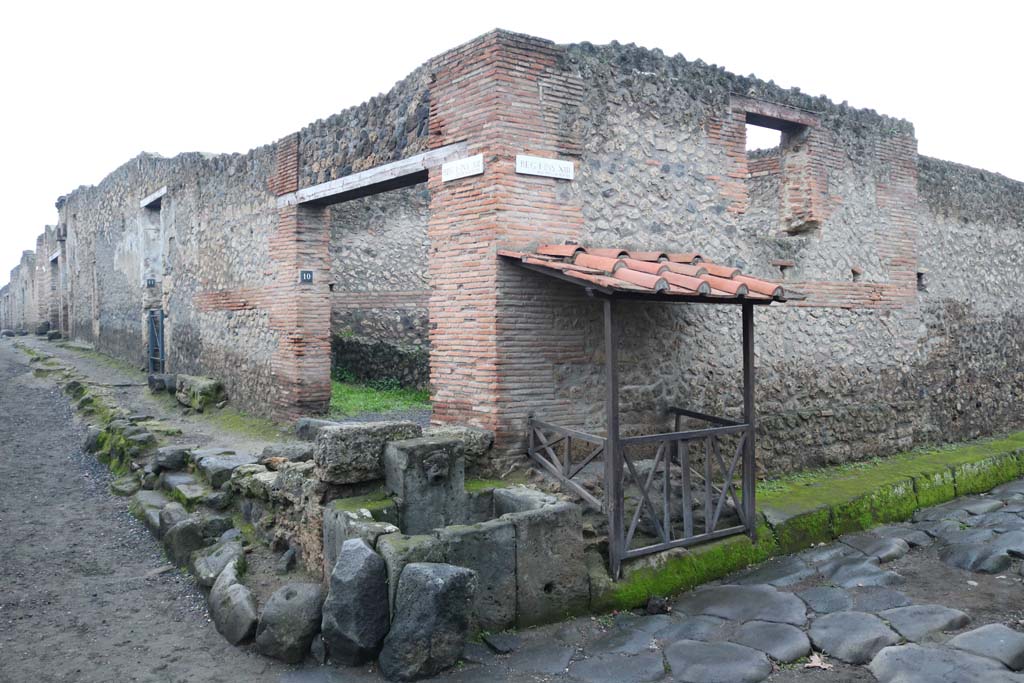 I.13.10 Pompeii. December 2018. 
Looking towards entrance doorway on north side of Via di Castricio at junction with Via di Nocera, on right. Photo courtesy of Aude Durand