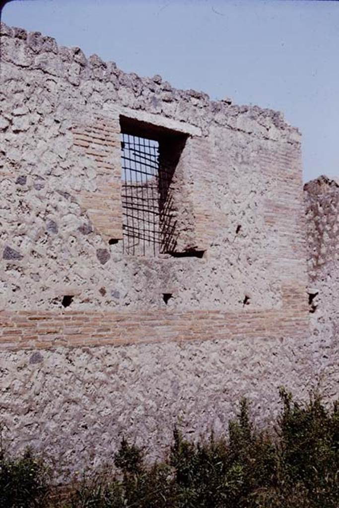 I.13.10, Pompeii. 1964. Exterior wall with window of north-east corner of the shop. Photo by Stanley A. Jashemski.
Source: The Wilhelmina and Stanley A. Jashemski archive in the University of Maryland Library, Special Collections (See collection page) and made available under the Creative Commons Attribution-Non Commercial License v.4. See Licence and use details.
J64f1121