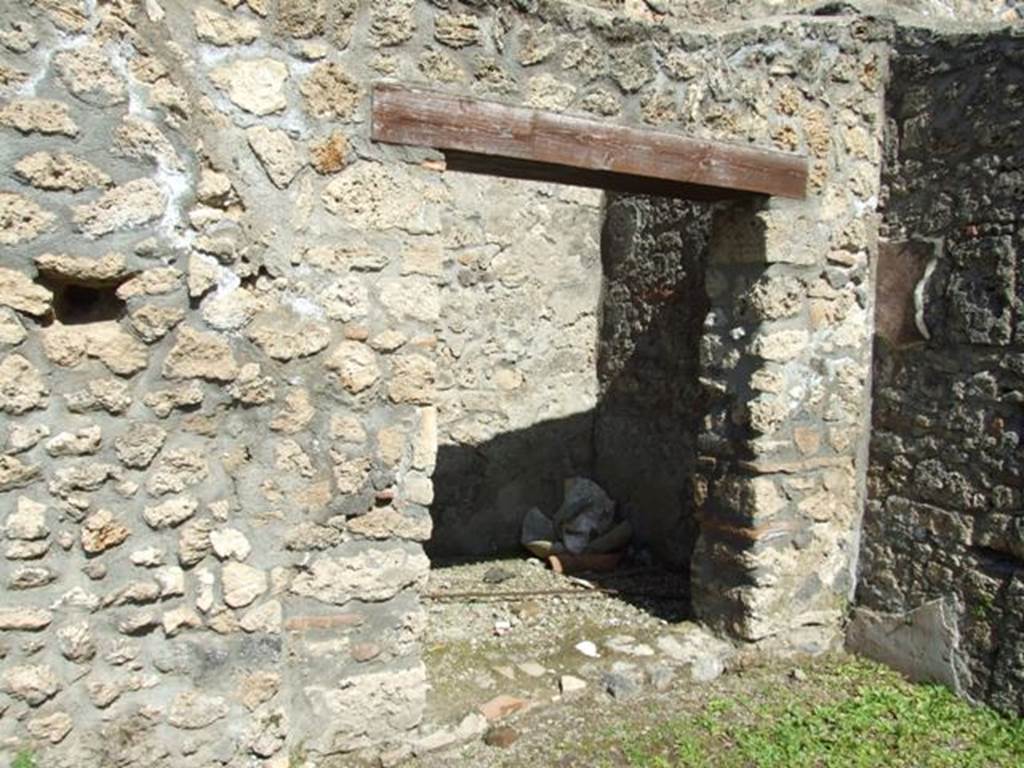 I.13.16 Pompeii.  March 2009.  Small room in north east corner of garden area.