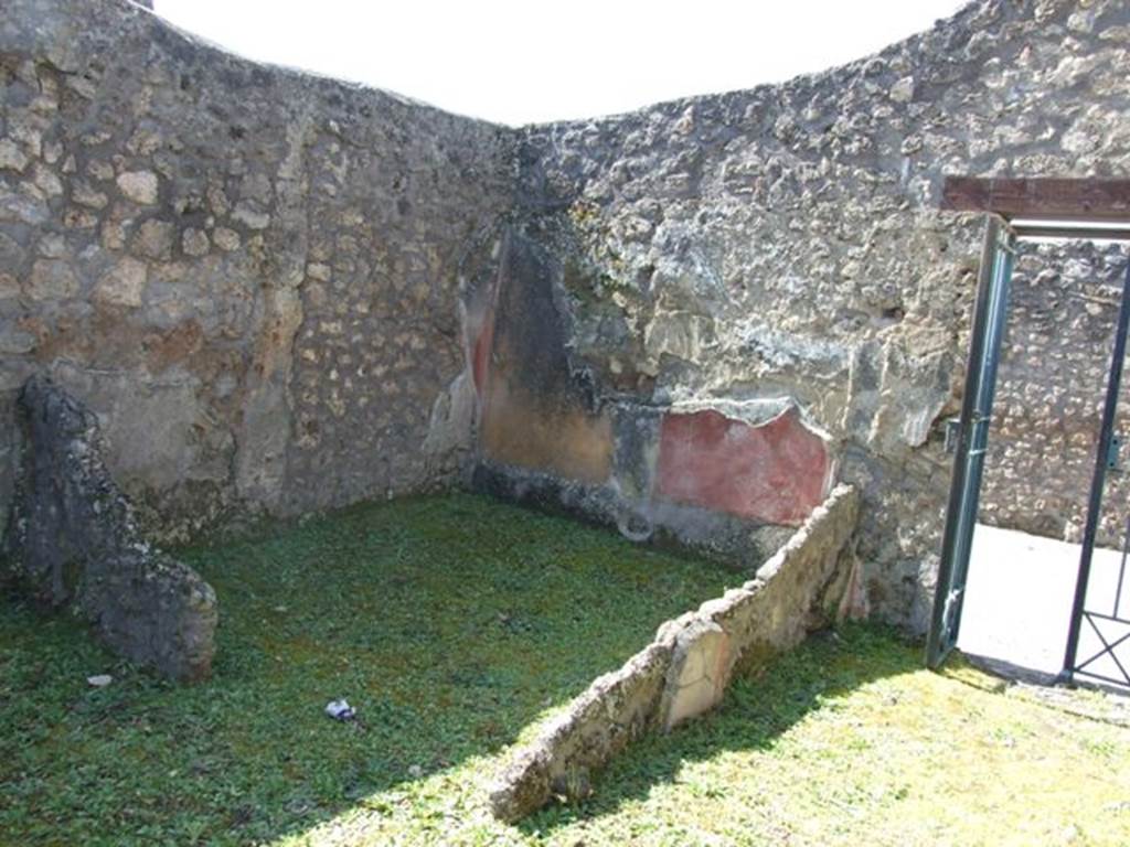 I.13.16 Pompeii.  March 2009.  Remains of cubiculum on south side of entrance doorway.