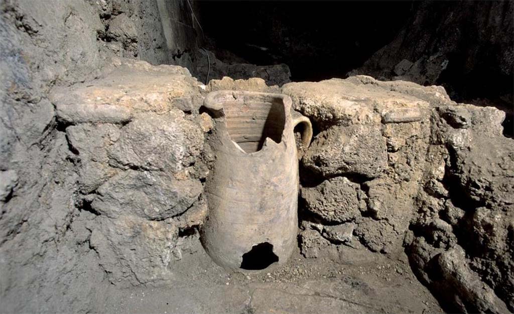 I.14.2 Pompeii. Room J, latrine in north-east corner. Amphora embedded in the bench with small opening at the base.
Fig. 179 — Détail de la latrine : amphore encastrée dans la banquette (© CNRS-CCJ, Christine Durand).
Voir Chapitre 2 : L’atelier de fabrication de nattes de la via di Nocera (I 14, 2) in Magali Cullin-Mingaud, 2010. La vannerie dans l'Antiquité romaine: Collection du Centre Jean Bérard 35. Paris. Centre Jean Berard, p. 129-171, fig. 179.
https://books.openedition.org/pcjb/706