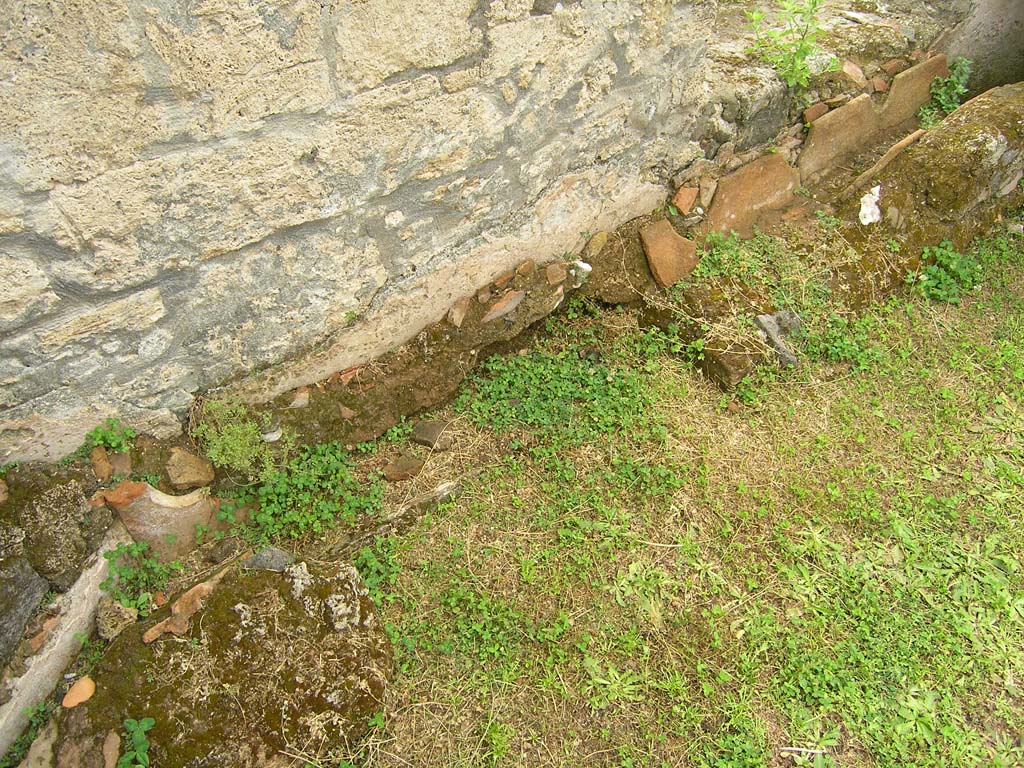I.14.2 Pompeii. July 2008. Garden area M, detail from lower east wall. View of the raised south-north gutter installed on an old gutter on the ground. Photo courtesy of Guilhem Chapelin.