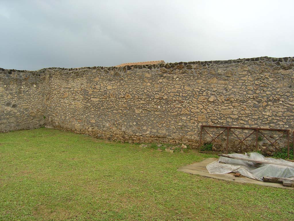 I.14.2 Pompeii. July 2008. Garden area M, looking west along north wall. Photo courtesy of Guilhem Chapelin.
