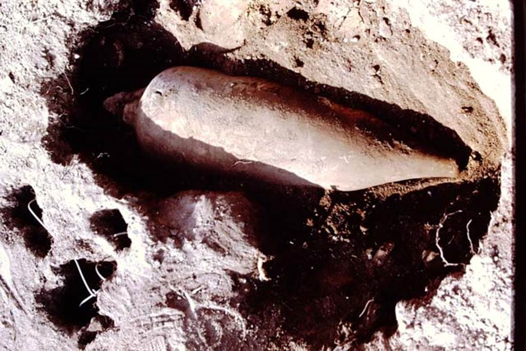 I.14.2 Pompeii. 1972. Amphora slowly being exposed. Photo by Stanley A. Jashemski. 
Source: The Wilhelmina and Stanley A. Jashemski archive in the University of Maryland Library, Special Collections (See collection page) and made available under the Creative Commons Attribution-Non Commercial License v.4. See Licence and use details. J72f0482
