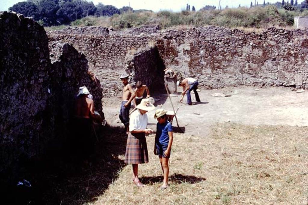 I.14.2 Pompeii. 1972. Looking west across garden area, during excavations. Photo by Stanley A. Jashemski. 
Source: The Wilhelmina and Stanley A. Jashemski archive in the University of Maryland Library, Special Collections (See collection page) and made available under the Creative Commons Attribution-Non Commercial License v.4. See Licence and use details. J72f0184