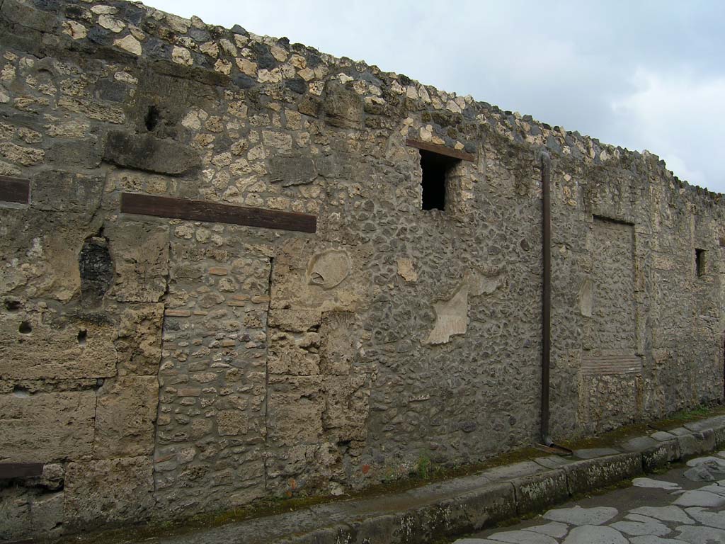 I.14.2 Pompeii. July 2008. Looking towards front façade on north side of entrance doorway on Via di Nocera.
Photo courtesy of Guilhem Chapelin.