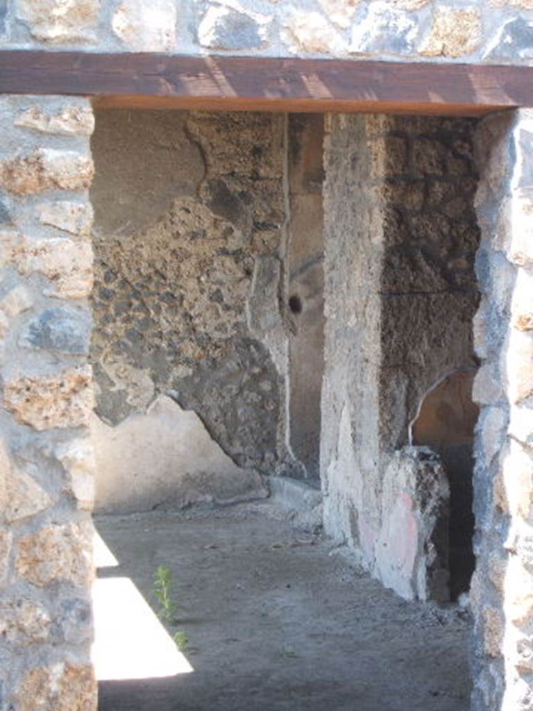 I.14.12, Pompeii. May 2005. 
Room 32, looking towards two doorways, to rooms 13, on right, and room 34, in centre of photo. taken from I.14.13