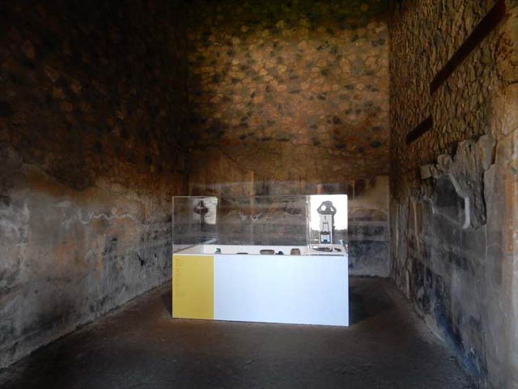 I.14.12, Pompeii. May 2018. Room 13, a large triclinium, looking east to display of items found. 
Photo courtesy of Buzz Ferebee