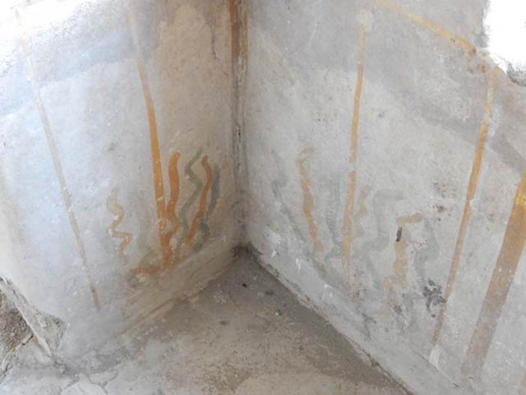 I.14.12, Pompeii. May 2018. Room 2, zoccolo/dado/plinth with painted stylised plants in south-west corner.
Photo courtesy of Buzz Ferebee