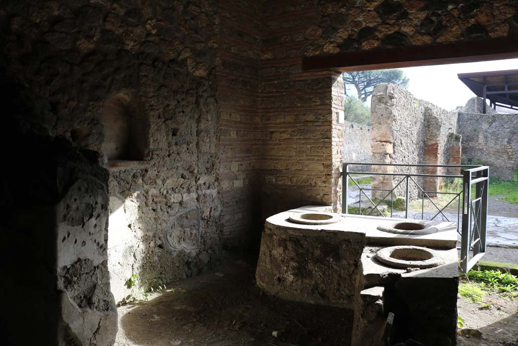 I.14.15 Pompeii. December 2018. Looking south across bar-room towards doorway to Via della Palestra. Photo courtesy of Aude Durand.